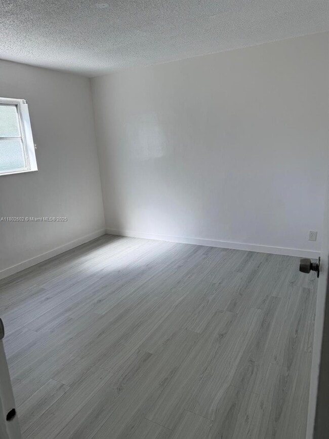 Foto del edificio - 16851 NE 18th Ave