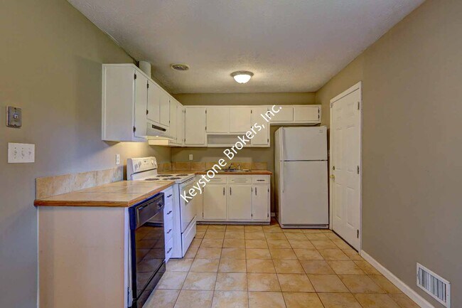 Building Photo - 10119 Port Royal Ct