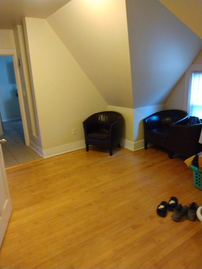 Foto del edificio - Charming 2BED/1BATH East Side Apartment