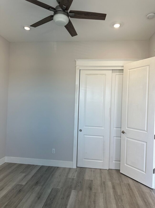 Building Photo - Gorgeous updated 2 bedroom available now!