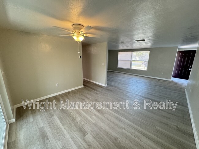 Foto del edificio - 7514 Birchwood Dr