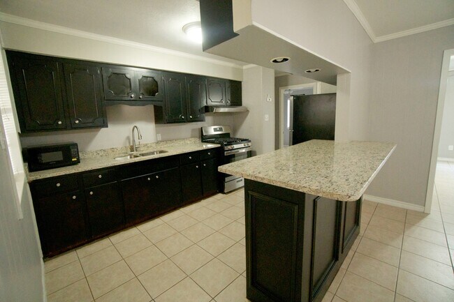 Building Photo - 5710 Tanglewood Dr