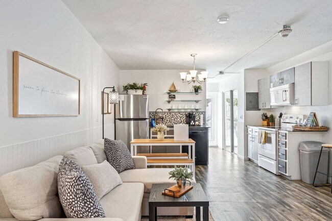 Building Photo - 105 NE 3rd St