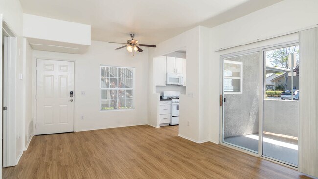 Sala de estar con suelo de superficie dura - Ridgewood Village