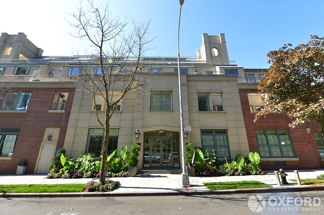Foto del edificio - 83-30 Kew Gardens Road
