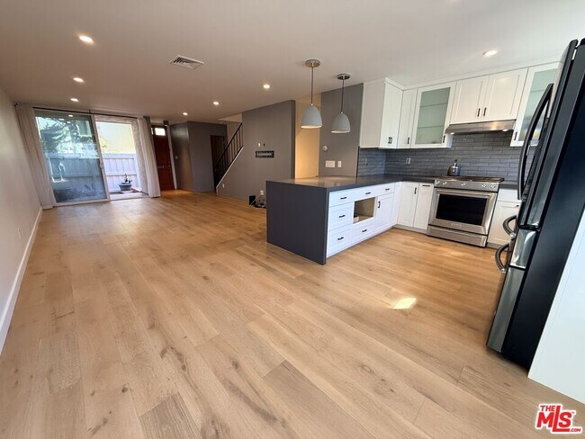 Foto del edificio - 5215 Sepulveda Blvd