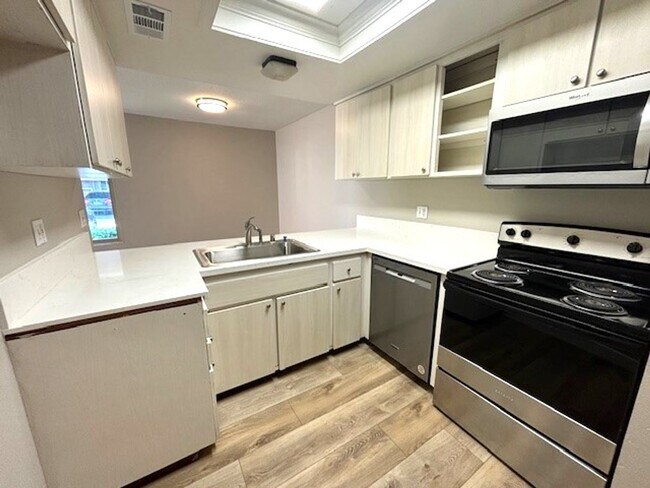 Building Photo - Welcome Home to this Adorable Tustin Condo!