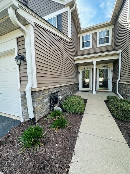 Building Photo - 2409 Golf Ridge Cir