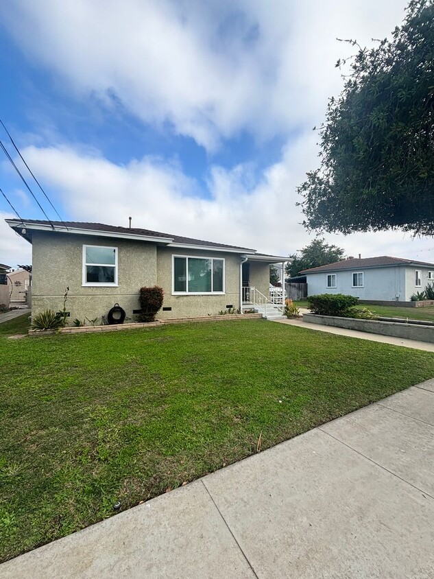 Primary Photo - Spacious 3BR 1BA on 5th & I St! Large hous...