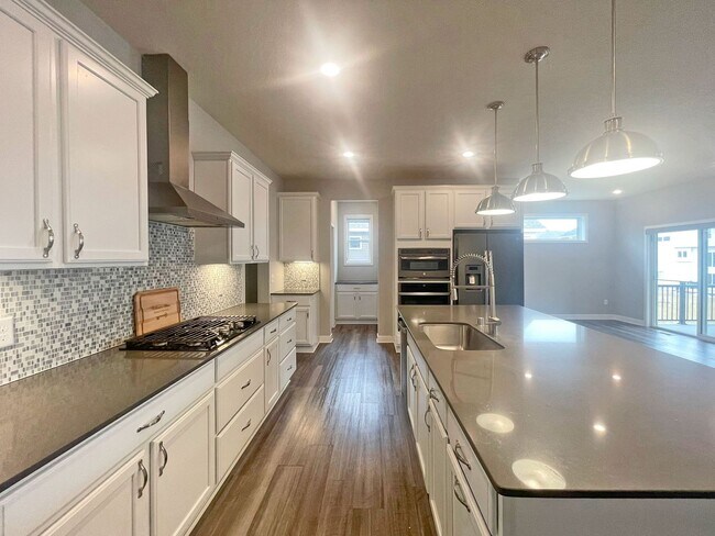 Building Photo - Sparkling, SPACIOUS Like-New Home with 3 B...