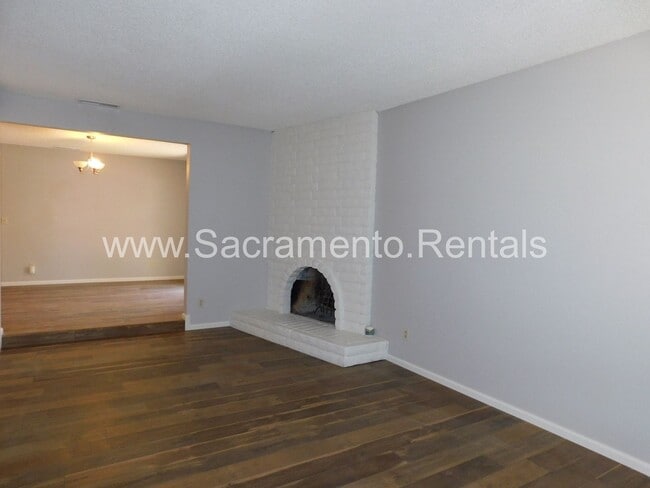 Foto del edificio - Updated 2bd/1ba Foothill Farms Duplex with 1 Car Garage