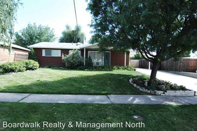 Building Photo - 4 br, 2 bath House - 1215 E 3rd St