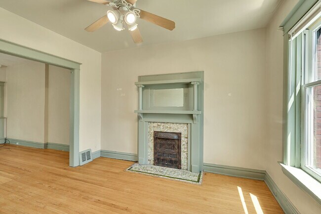 Foto del edificio - $2,395 - 2 Bed, 2 Bath Townhome in Great D...