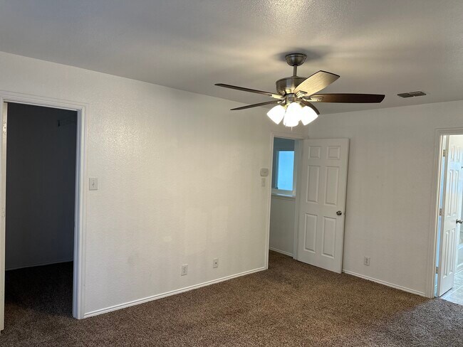 Master bath with walking closet - 6207 Pepperdine Bay