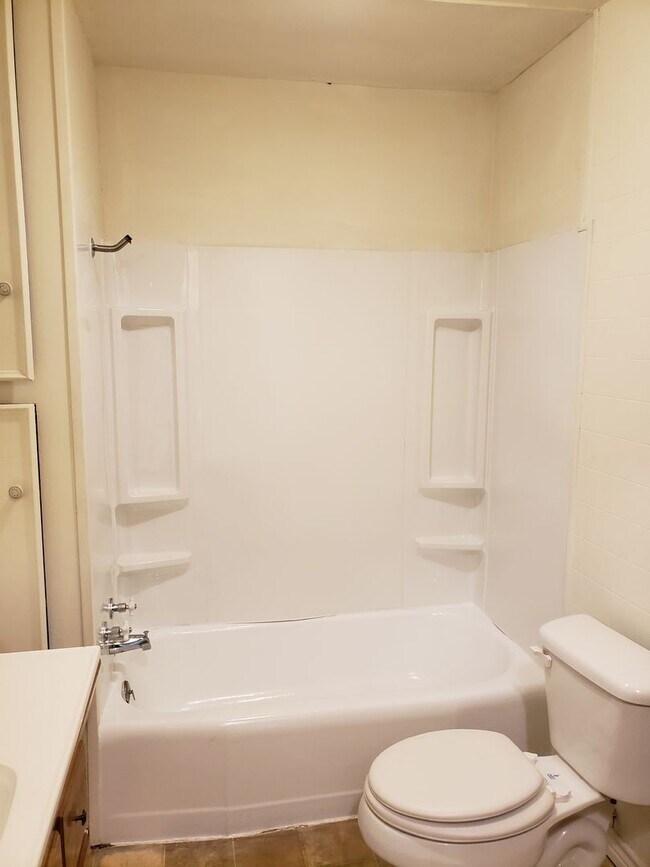 Foto del edificio - Mid April Move In