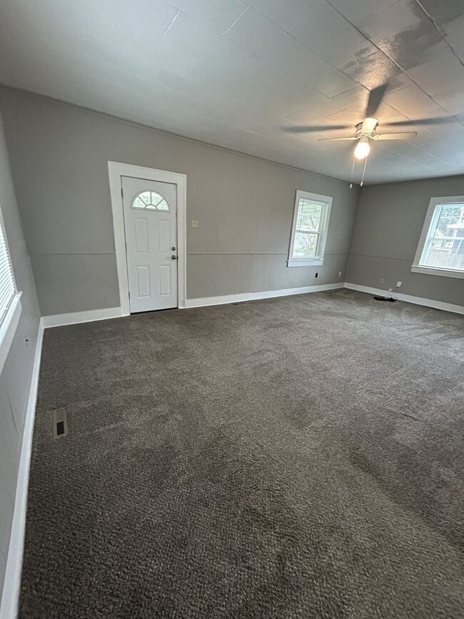 Building Photo - Nice 1 bedroom 1 bath in walking distance to Frontenac School