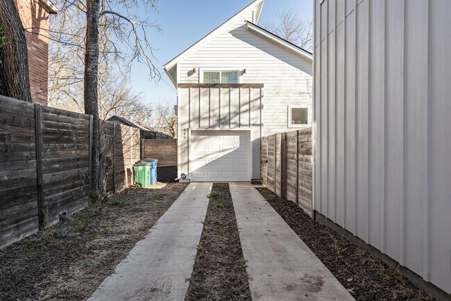 Building Photo - 917 Vargas Rd