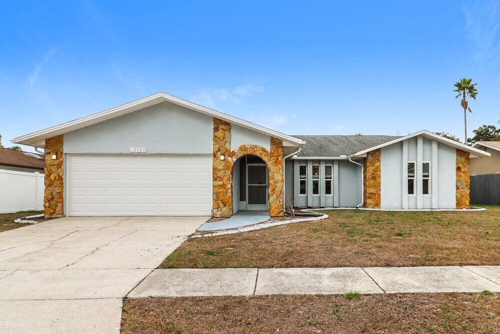 Foto principal - 12909 Walnut Tree Ln
