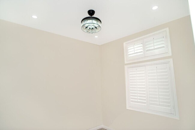 Building Photo - 13310 Glenoaks Blvd