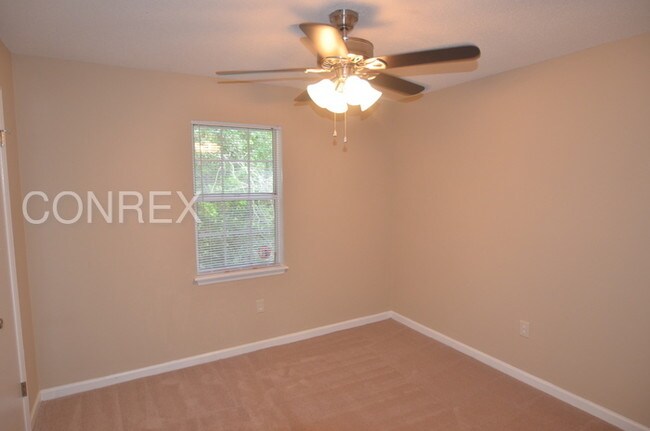 Foto del edificio - Two Story with Garage