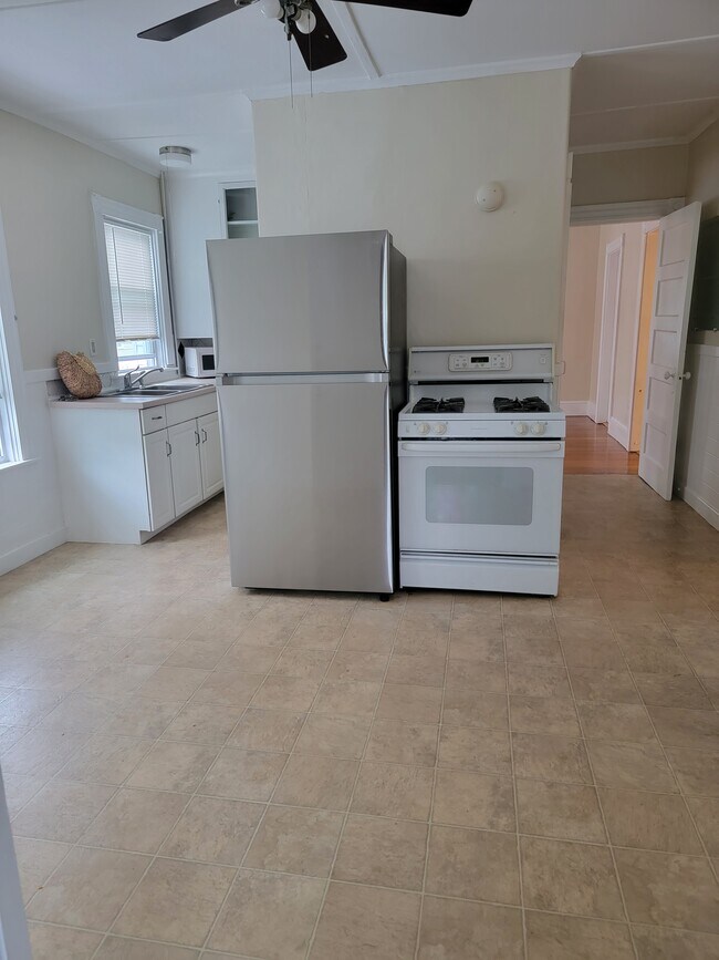 Comer en la cocina - 15 Starkey Ave