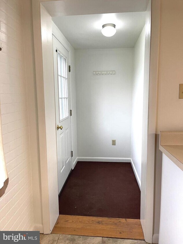 Primary Photo - 248 York St