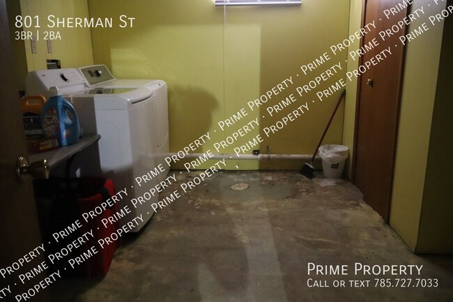 Building Photo - 801 Sherman St