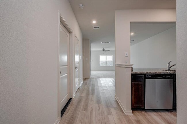 Building Photo - 545 Amberwood Pk Dr