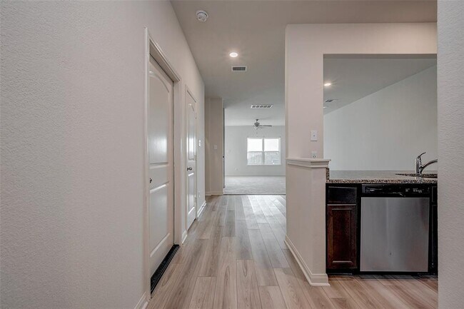 Foto del edificio - 545 Amberwood Pk Dr