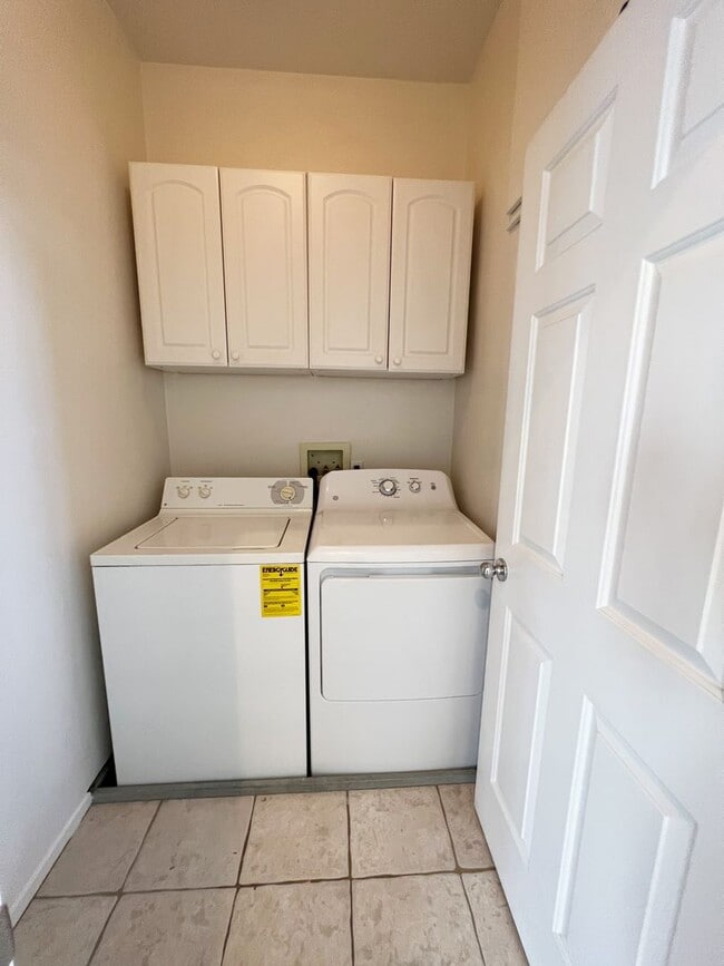Building Photo - Large Townhome - 3 Bed/ 3 Bath with 2 car garage in Carmel Valley!