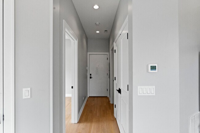 Foto del edificio - 1050 W Cornelia Ave