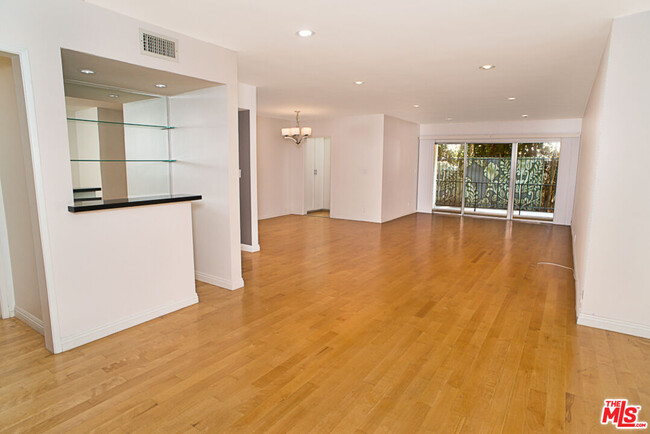Building Photo - 416 N Oakhurst Dr