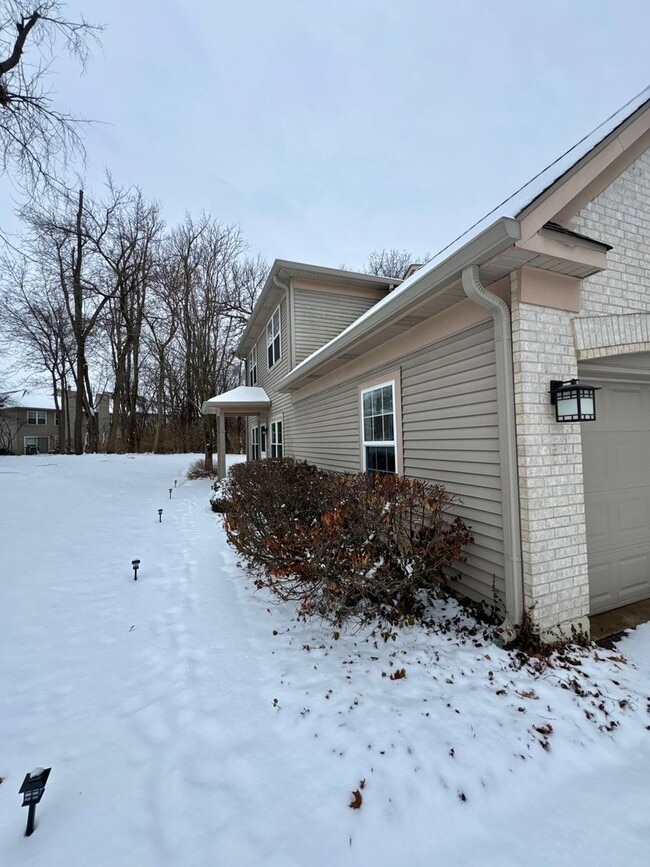 Building Photo - 5261 Pebble Ln