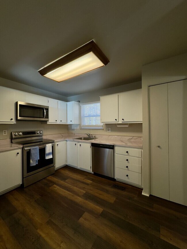 Building Photo - Charming 3Bed/2Full Bath/2 Half Bath in Ra...