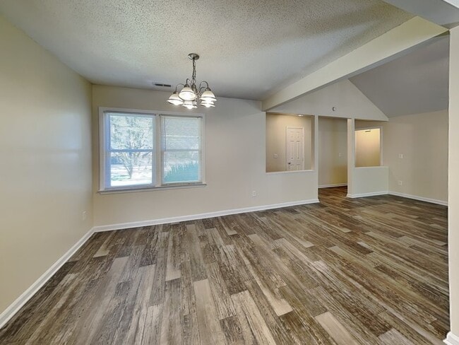 Foto del edificio - 6515 Birdsong Ln