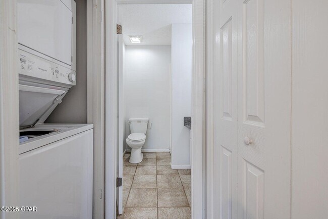 Foto del edificio - 7813 N Lagoon Dr