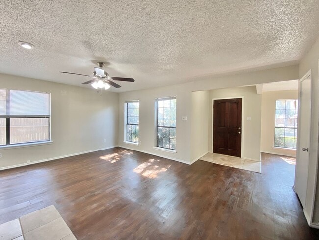 Building Photo - Spacious, Updated Townhome in Garland