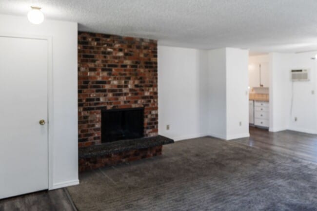 Foto del edificio - Spacious 5 Bedroom, 2 Bath Duplex with Gar...