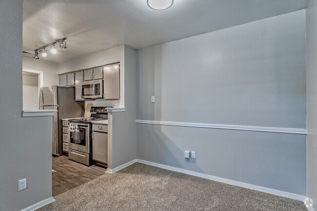 1BR, 1BA - 720 SF - DIning Area - Maxwell Apartments