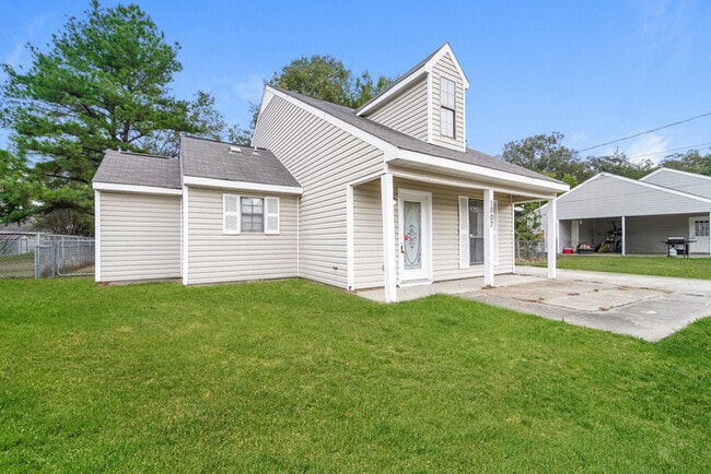 Building Photo - Charming 3 Bedroom Home