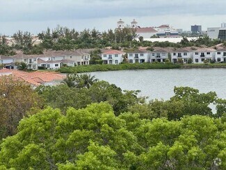 Building Photo - 3301 N Country Club Dr