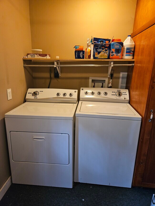 Shared washer/dryer - 302 S Janesville St