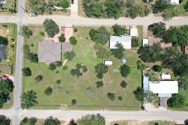 Building Photo - 1404 Kings Valley Dr