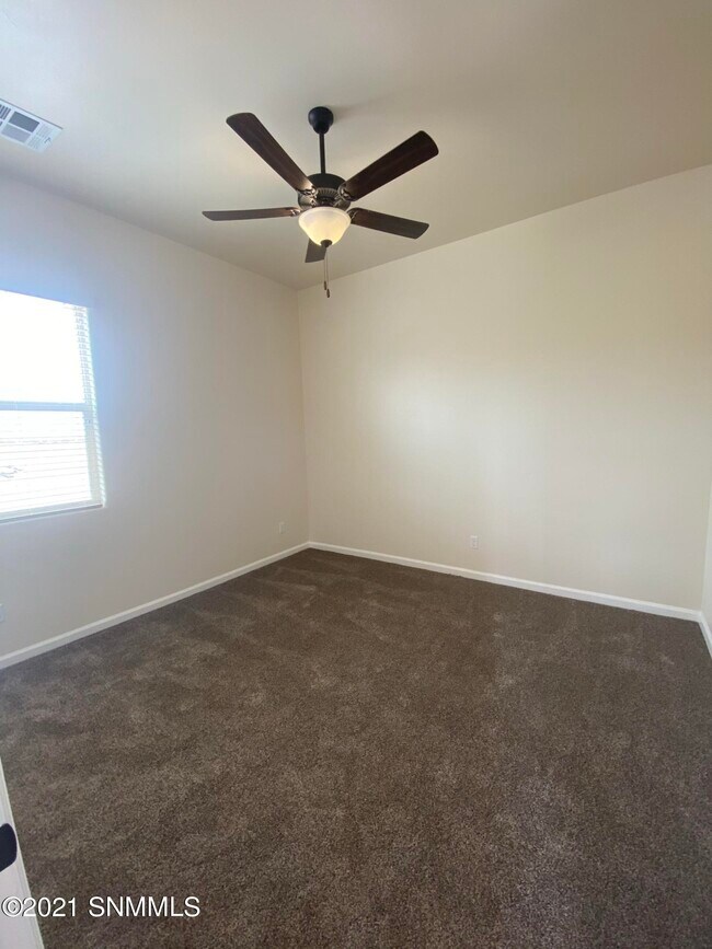Building Photo - 4030 S Sommerset Ave