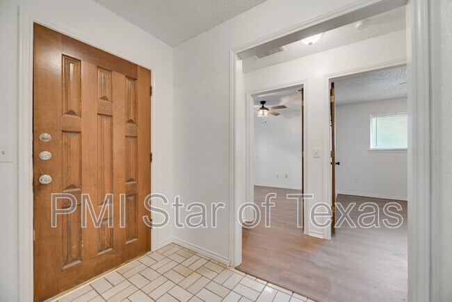 Foto del edificio - 2128 Teakwood Ln