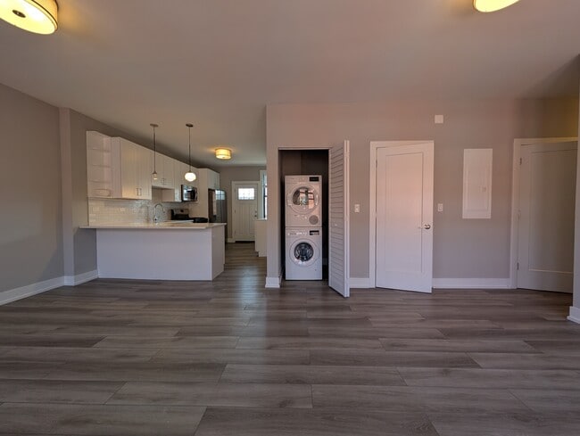 Building Photo - 3931 N Janssen Ave