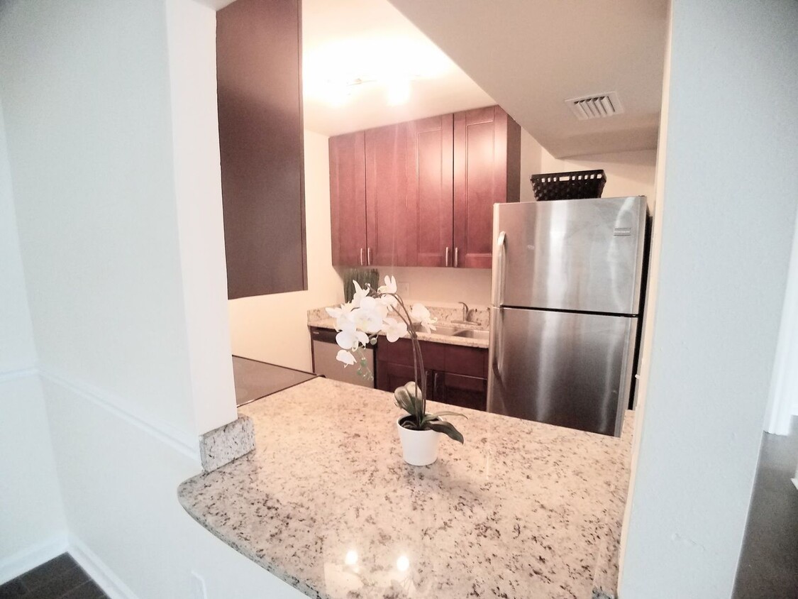 Foto principal - Stunning 1/1 All Remodeled Condo for rent ...