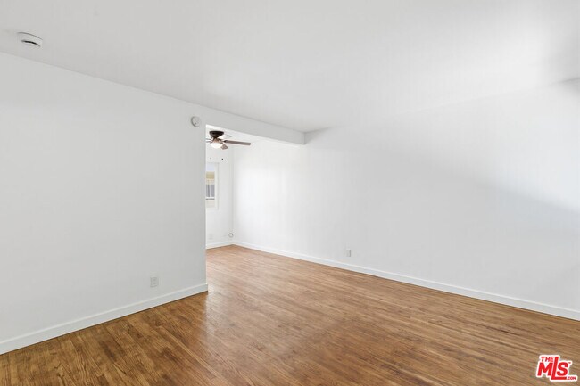 Foto del edificio - 4921 Coldwater Canyon Ave