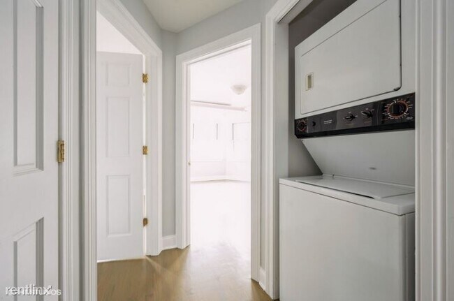 Building Photo - 2 br, 1 bath Condo - 4201 W Addison St