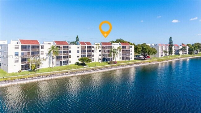 Foto del edificio - 110 Lake Emerald Dr